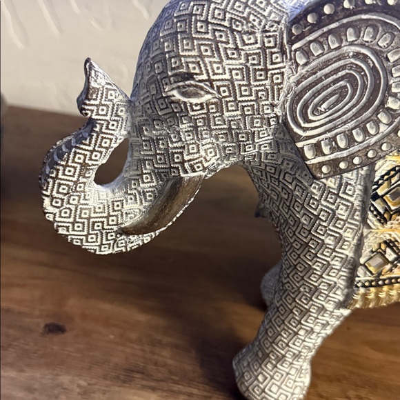 Decorative Elephant Figurine w/ Gold & Silver tall 7” lengths 9”plaster material - Picture 6 of 8